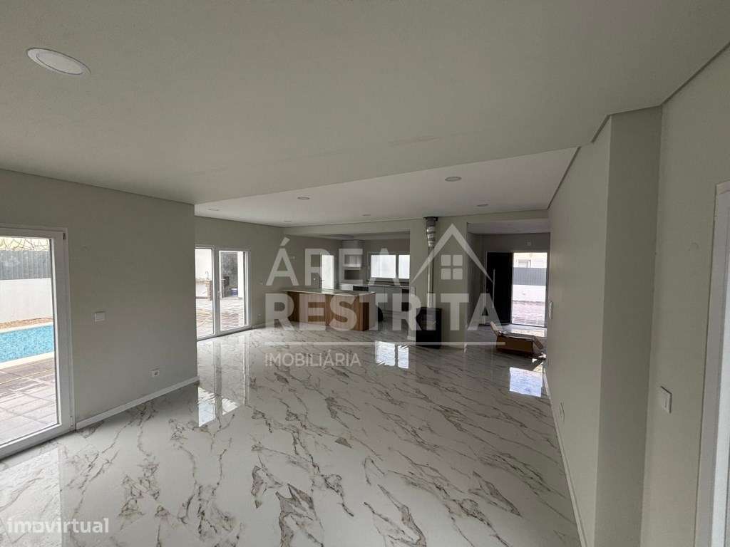 Moradia T5 Isolada com piscina Nova em Azeitão - Grande imagem: 2/26