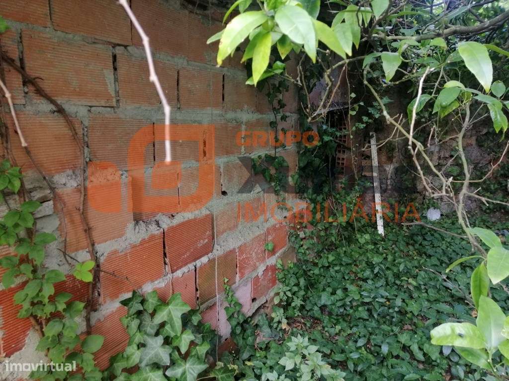 Imóvel para recuperação total no centro do Olho Marinho- Óbidos-4