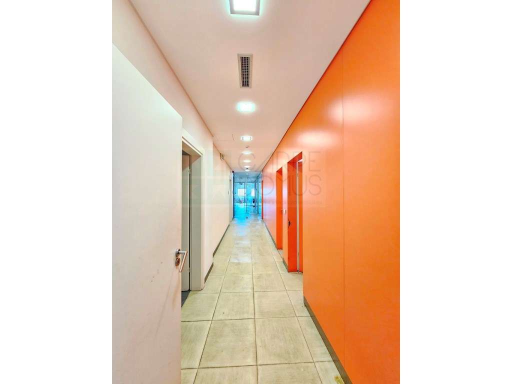 Espaçoso e funcional escritório com 600m2, em Carnaxide, Oeiras-27