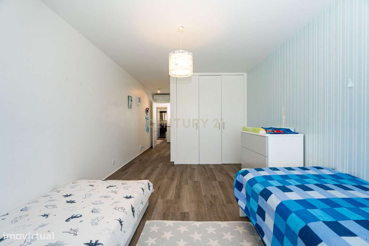 ** Moderna Moradia T4 c/ piscina e rooftop no condomínio privado "Vill-48