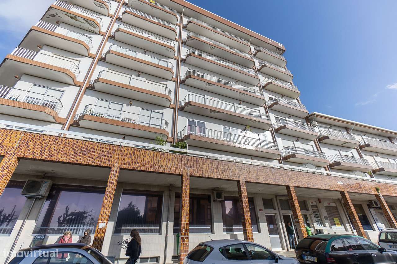 T3 com Varanda + Garagem | A 600m do Metro da Venda Nova-24