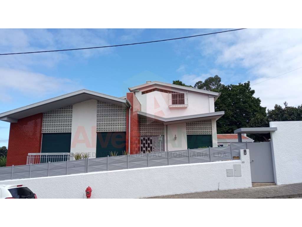 Moradia T5 de 4 frentes em Folgosa, Maia-1