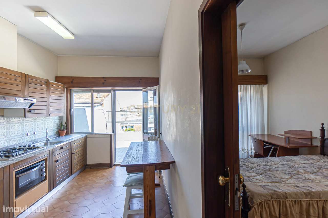 Apartamento T2+1 com Terraço na Prestigiada Rua da Alegria-6