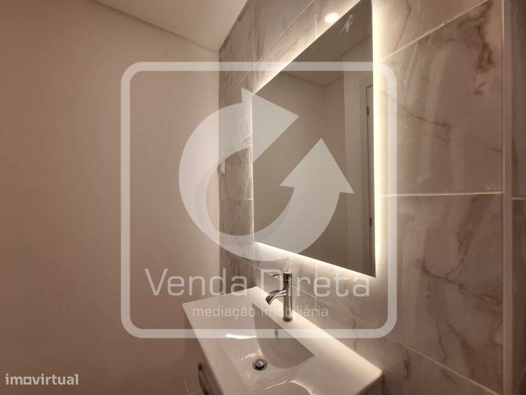 T4 totalmente remodelado no Barreiro com Varanda.-19