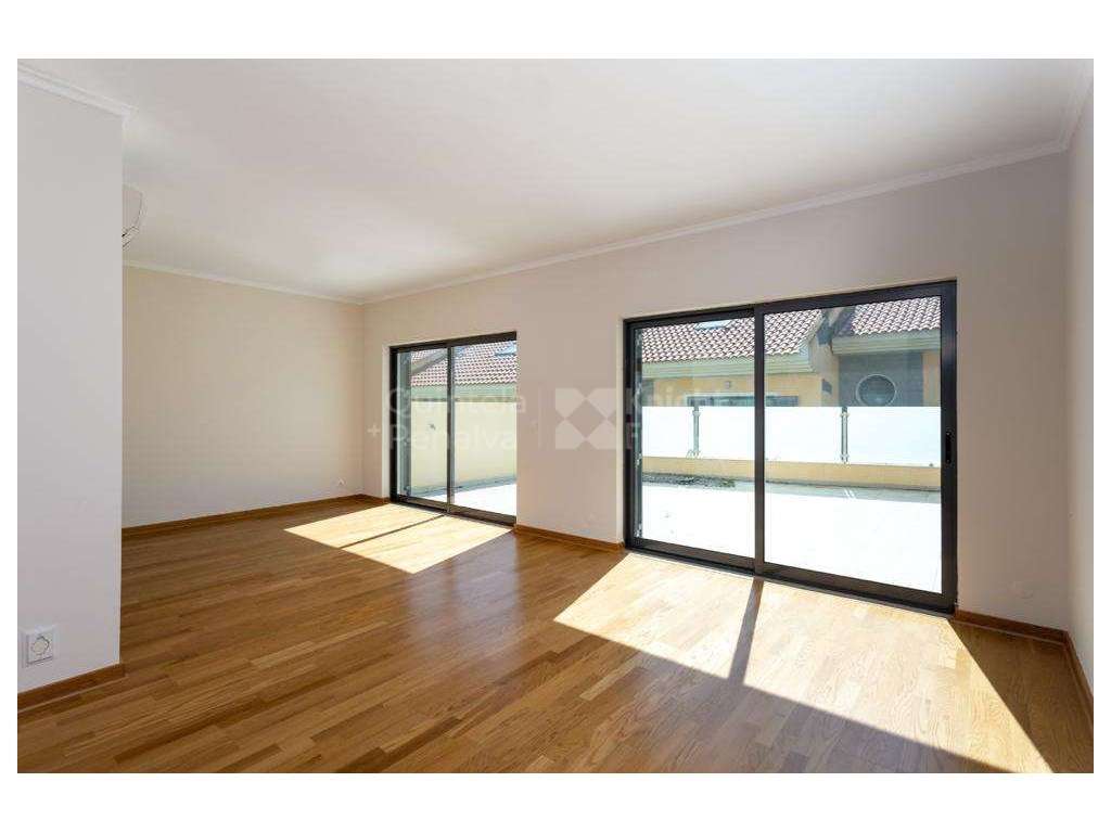 Moradia T2+2 em condomínio fechado com piscina, no Estoril - Grande imagem: 5/24