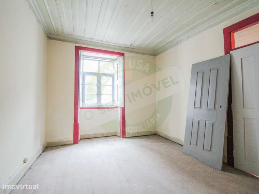 Prédio na Baixa de Coimbra- Junto à Praça do Comércio - Grande imagem: 3/31