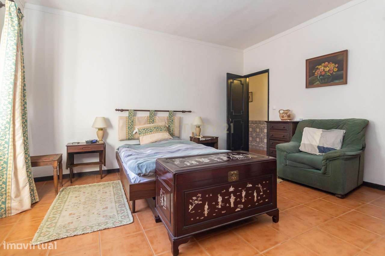 Moradia com construções de apoio, piscina e localização priviligiada-23