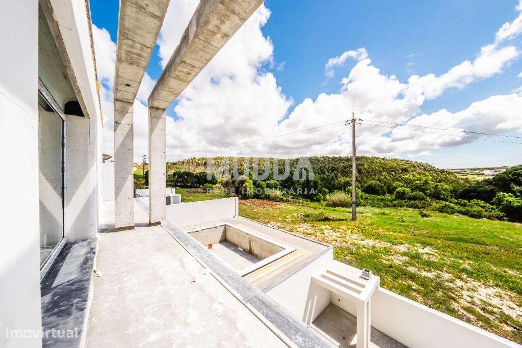 Moradia isolada de design contemporâneo nos Casais Mestre Mendo-37