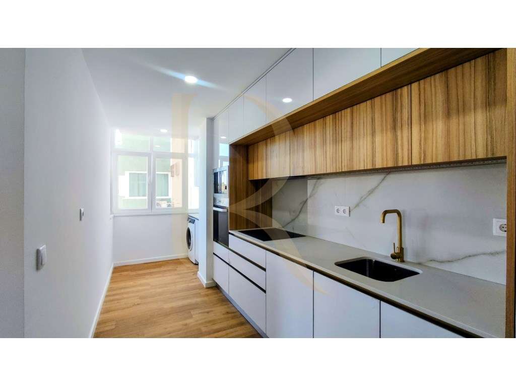 Apartamento T2 remodelado com vista mar, elevador e parqueamento na... - Grande imagem: 5/27