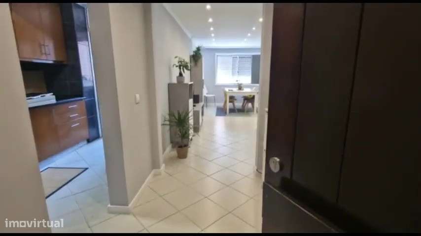 Apartamento T2 com garagem e elevador em Águas Santas - Grande imagem: 2/21