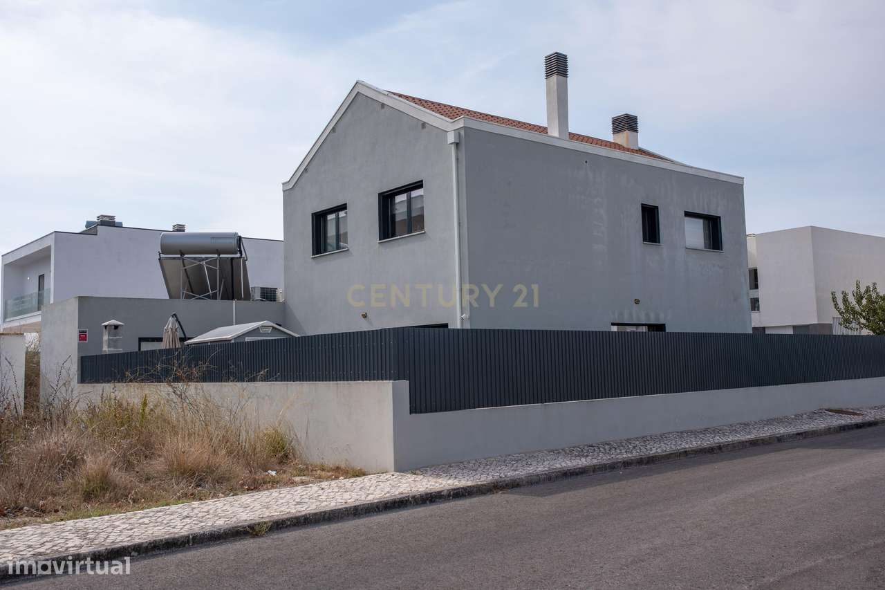 Moradia T4 com jardim e espaço exterior para convívio-43