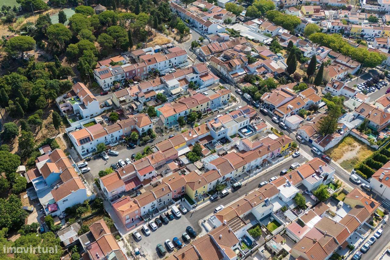 Moradia T3 com Quintal e Alto Potencial no Caramão da Ajuda, Lisboa-25
