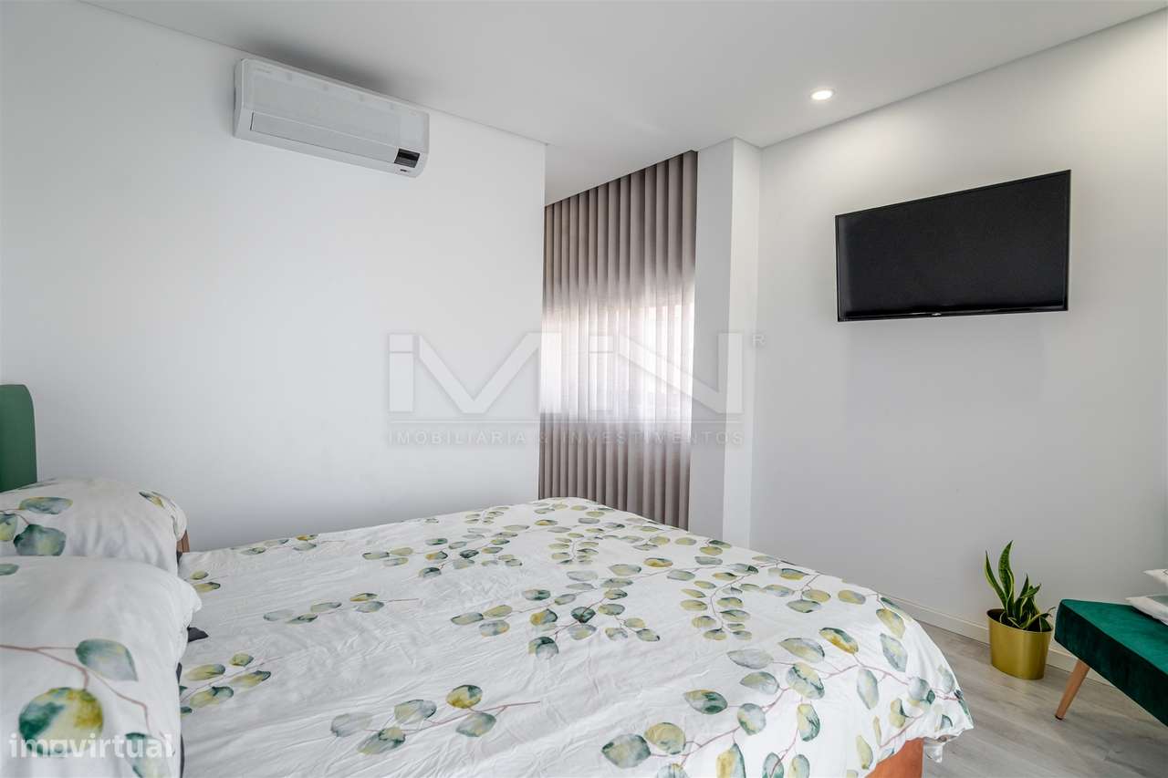 Moradia T4 de 4 Frentes: Elegância e Versatilidade a 2km do Freixo-12