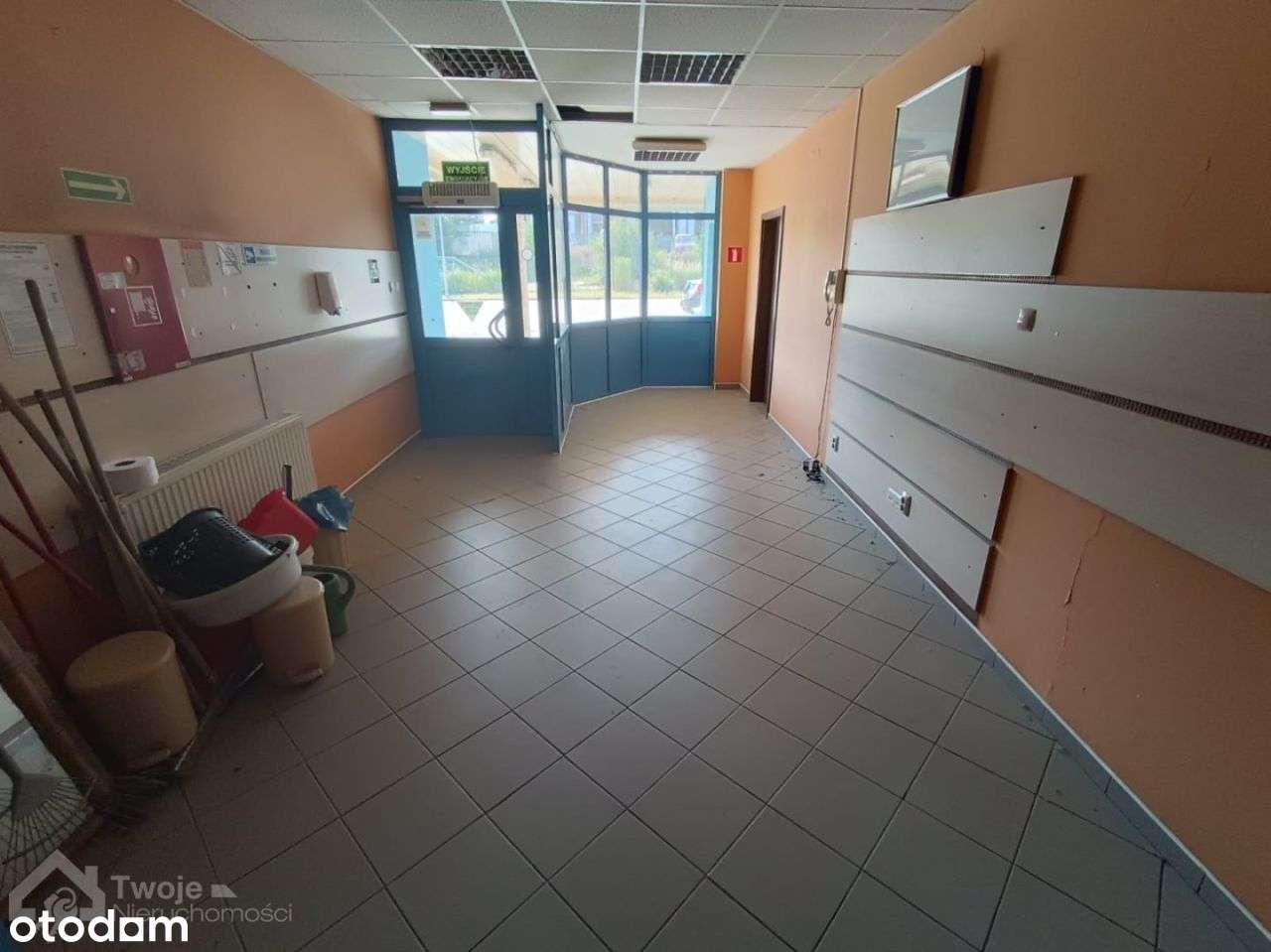 Kompleks magazynowo-biurowy z dużą działką-17