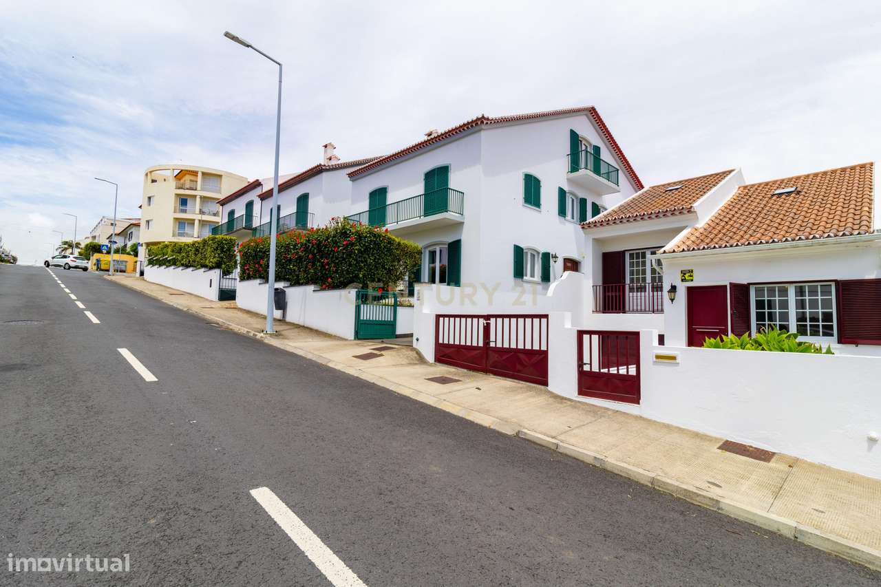 Moradia T2+1 com sótão, garagem, jardim e logradouro – Ponta Delgada-51