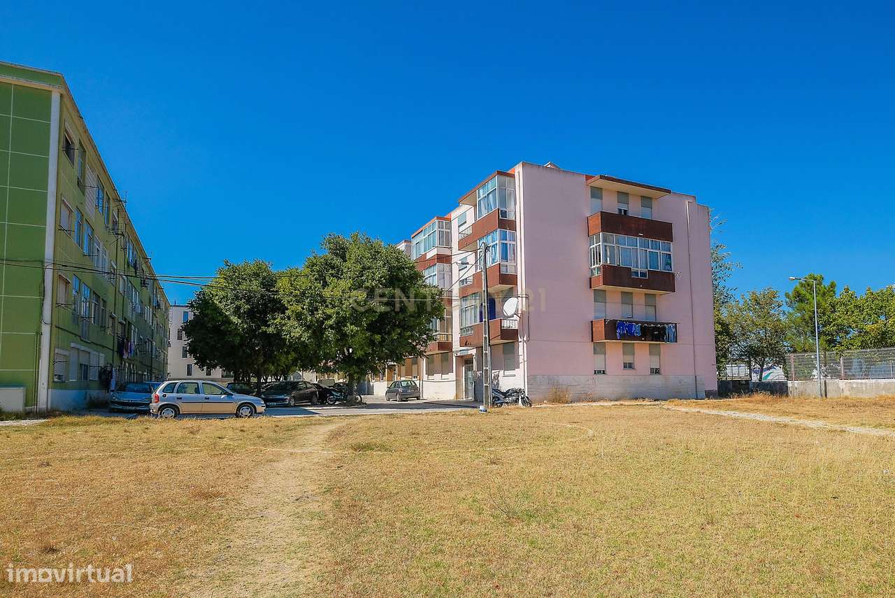 Apartamento T3  remodelado no Pragal-26