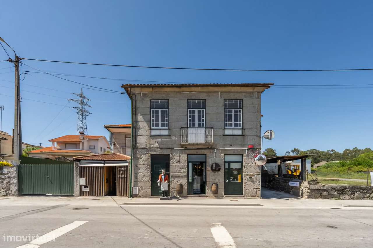 Moradia T3 , com comercio no Res do Chão, em Fafe-32
