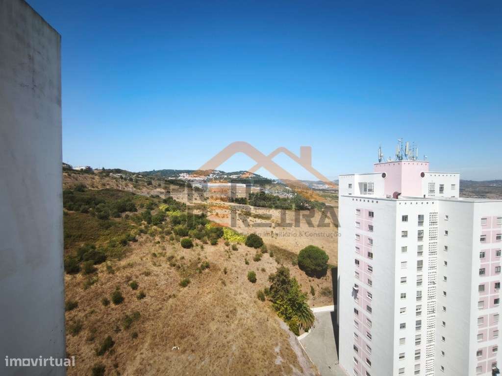 Situado em Santo António dos Cavaleiros, Torres da Bela Vista, T3 t...-17