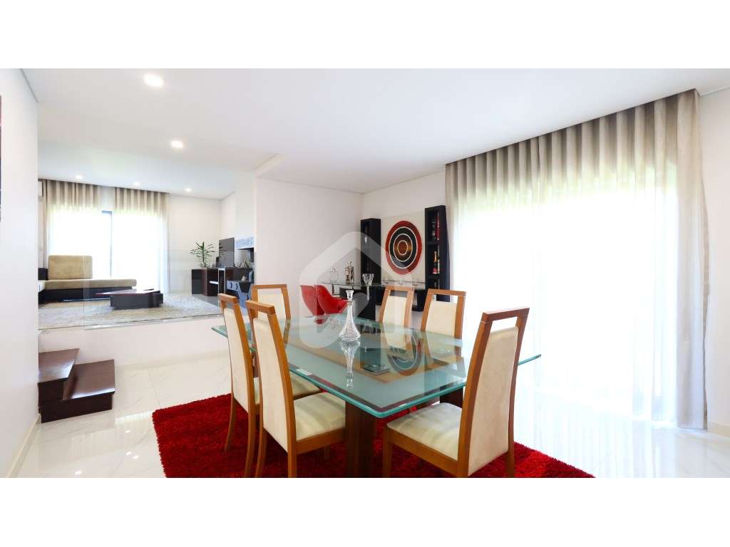 Moradia individual T4+1 com piscina, em Esmeriz-15