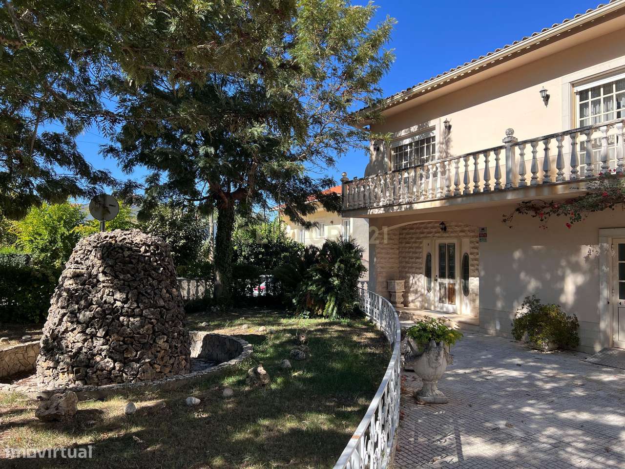 Prédio com AB 987m², terreno 1143m², T4 + T2, salão de eventos com 687 - Grande imagem: 2/60