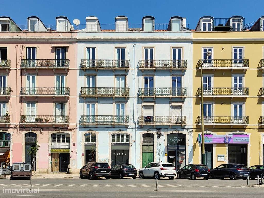 Apartamento T2 para remodelar na Avenida 24 de Julho - Grande imagem: 3/37