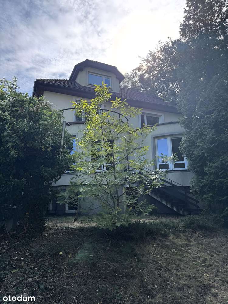 Wolnostojący, przedwojenny dom położony na Mokotowie(Wyględów)