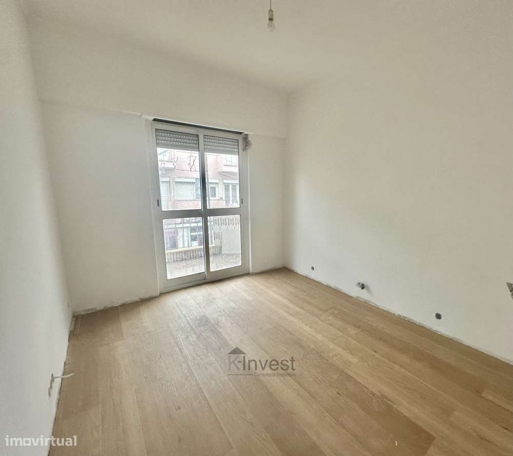 T2 Renovado com Terraço no Centro de Algés-3