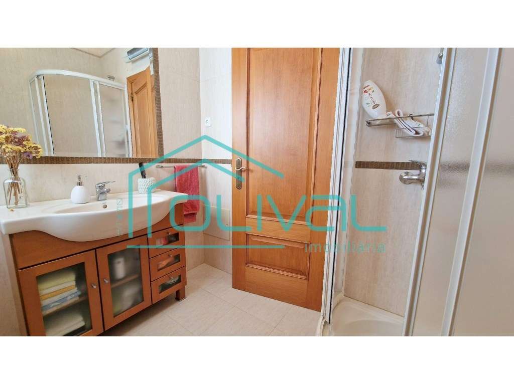 T4 com Arrecadação e Garagem Box no Centro de Benavente - Excelente...-26