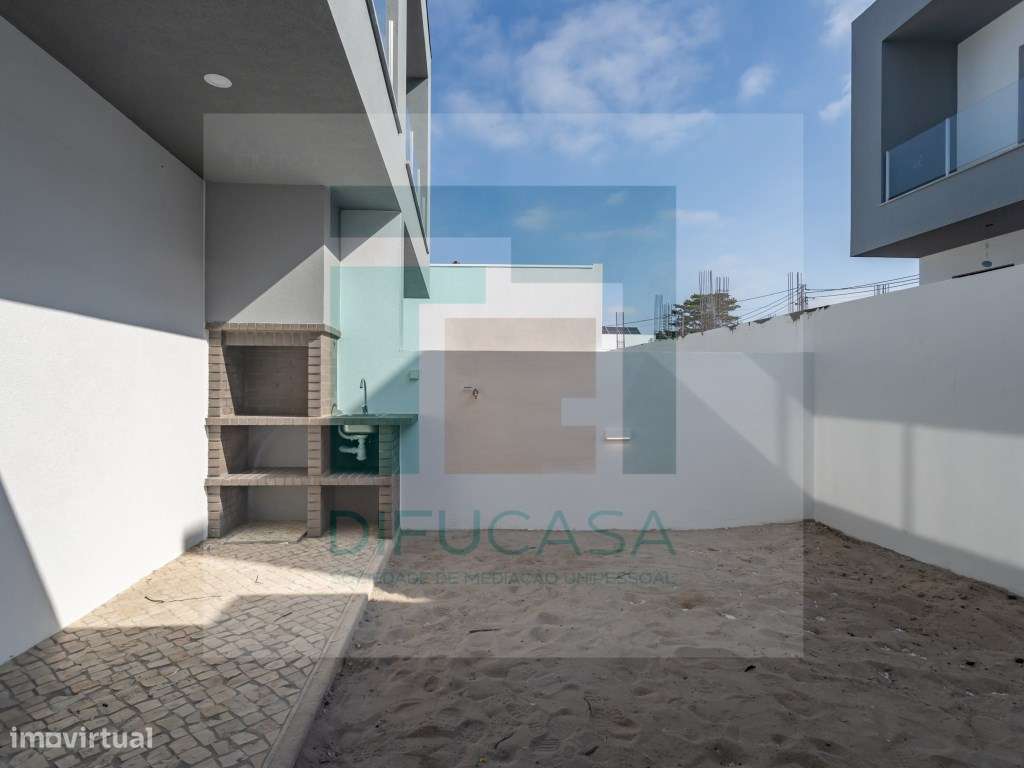 R084_2_Moradia Geminada T3+1-14