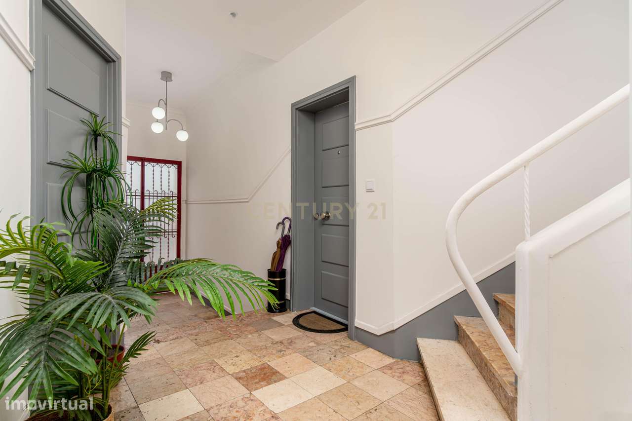 Apartamento Renovado com Terraço na Pontinha-28