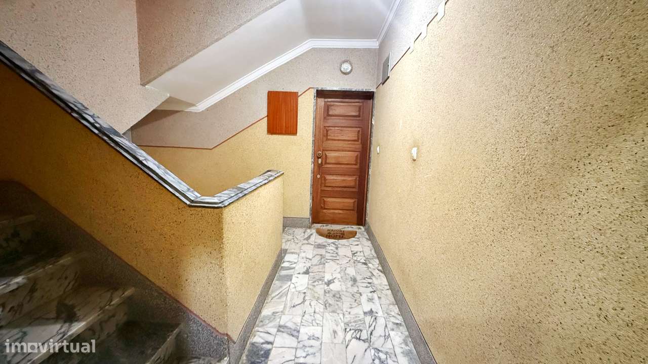 Apartamento T2 Totalmente Remodelado com Suite e Varanda-22