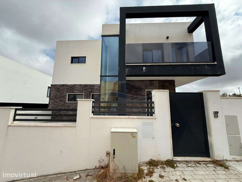 Moradia dos Sonhos 3 Suítes, Piscina, Painel Solar, 4 Vagas Garagem...-20