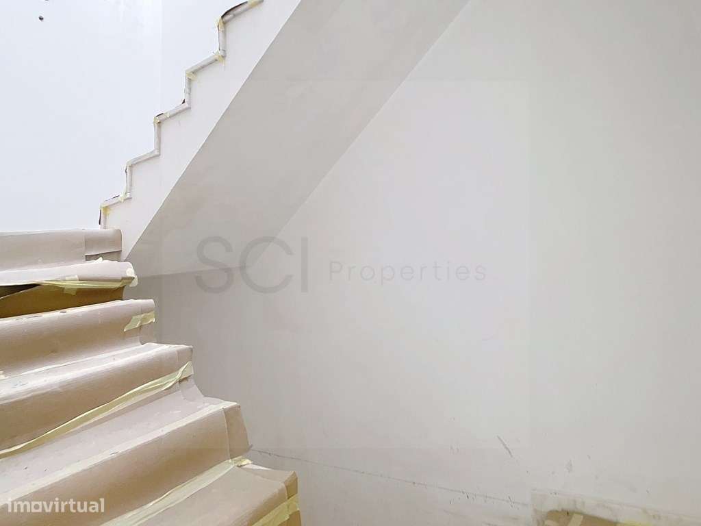 Apartamento T3 duplex, com varandas, na Quinta do Conde-35