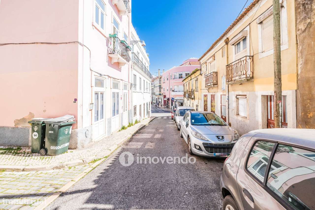 Apartamento T2 com duas varandas, na Graça, em Lisboa-37