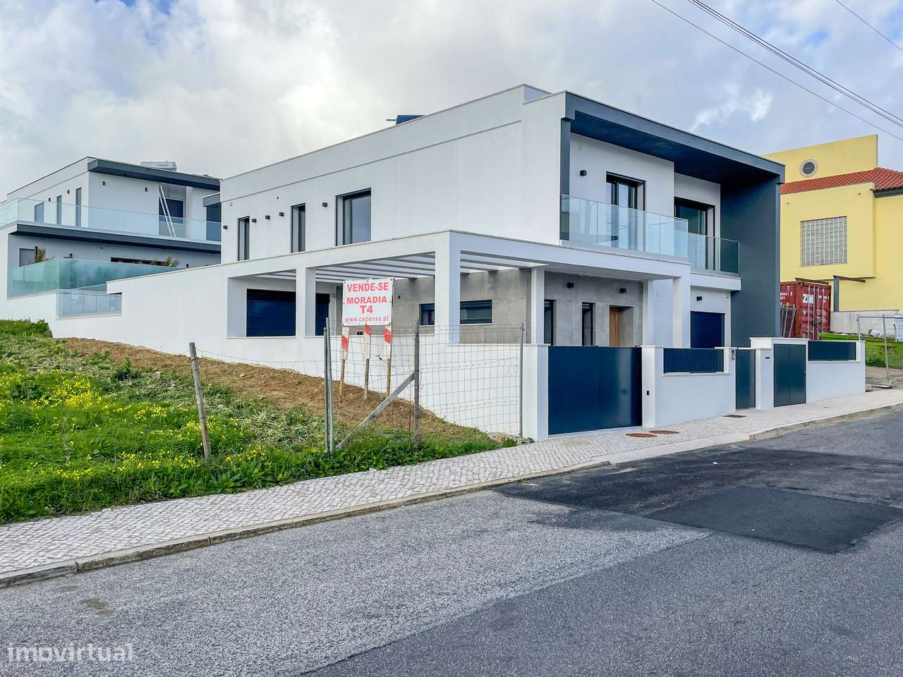 Moradia T4 com Piscina - Santa Iria de Azoia (Bairro da Salvação)-0