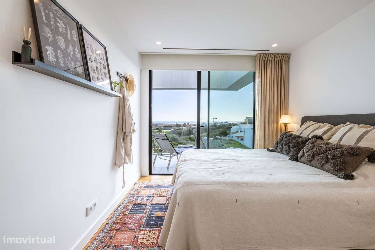 MODERNA E LUXUOSA MORADIA T3 COM PISCINA E GARAGEM PERTO DA MARINA DE-29