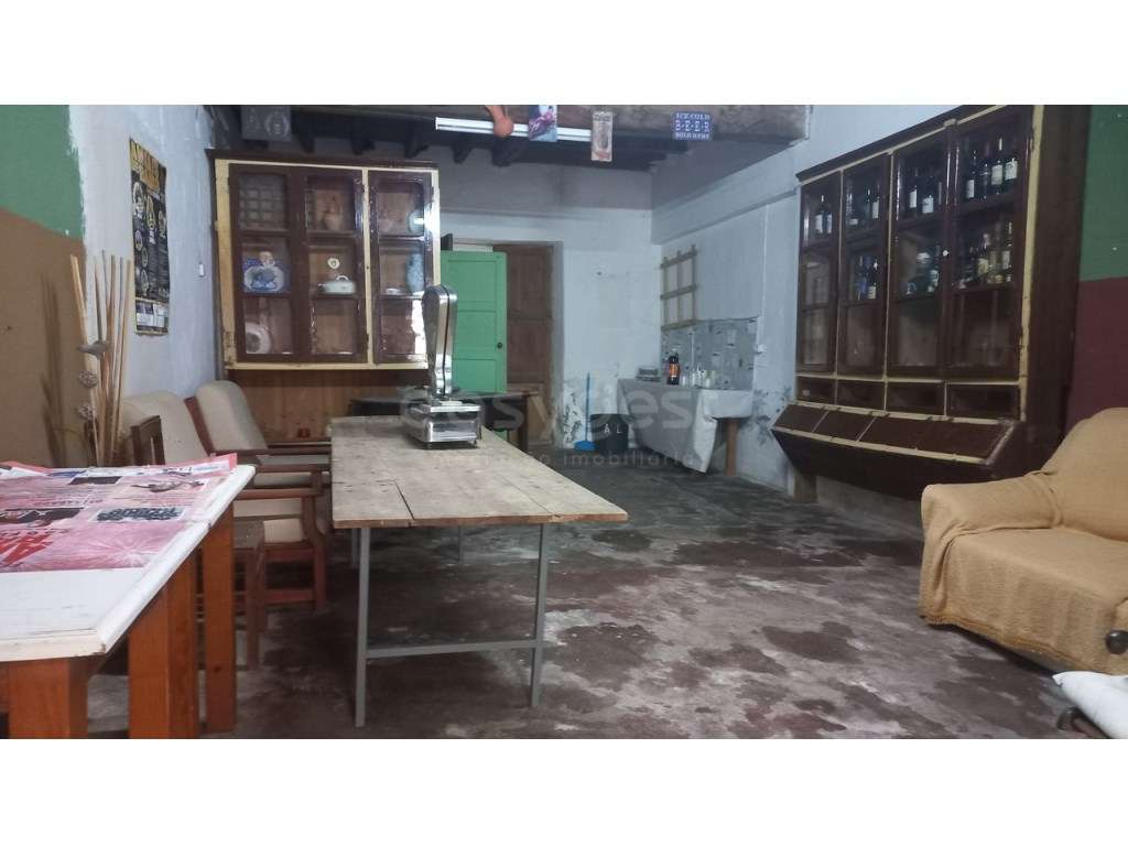 Moradia T2 para remodelar no Centro de Amiais de Baixo. - Grande imagem: 2/20