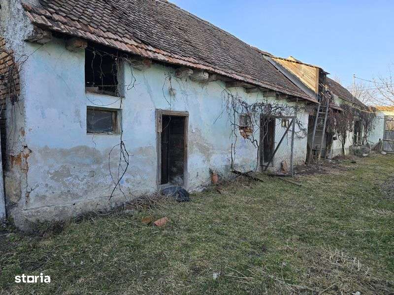 Casa se locuit cu pivnita, garaj si sura sa casa de vara la vanzare - Imagine principală: 5/8