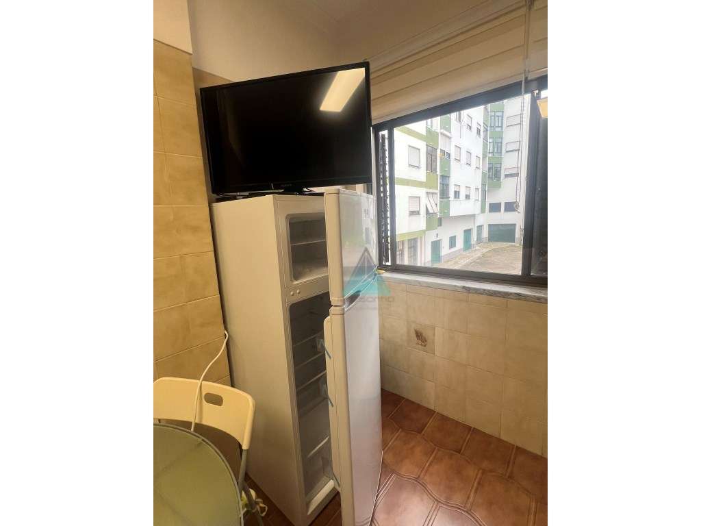 Arrenda-se T2 na Torre da Marinha - 1º andar - LER O ANUNCIO - NÂO ... - Grande imagem: 5/33