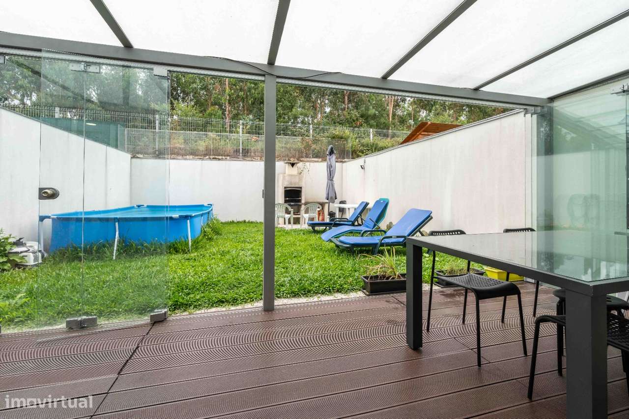 Moradia T4, em banda, de cave, rés-do-chão e andar, como nova!-8