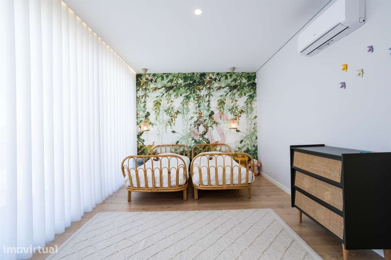 Moradia t4 com acabamentos de luxo, situada na vila de Fernão Ferro - Grande imagem: 4/31