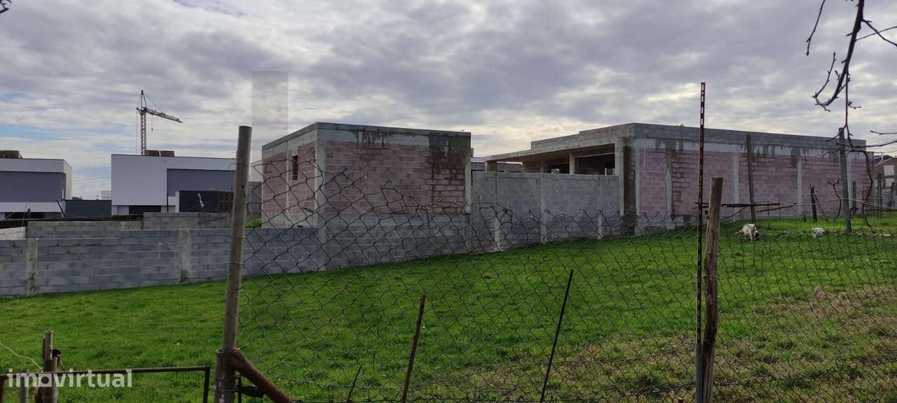 Moradia T4 com Área de Sequeiro, Garagem e Jardim e com quatro Lotes d - Grande imagem: 4/20