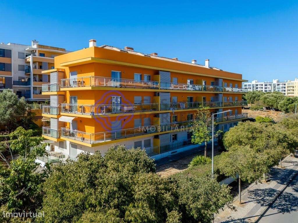 Apartamento T4 com 2 lugares de estacionamento, arrecadação e dois ter-24