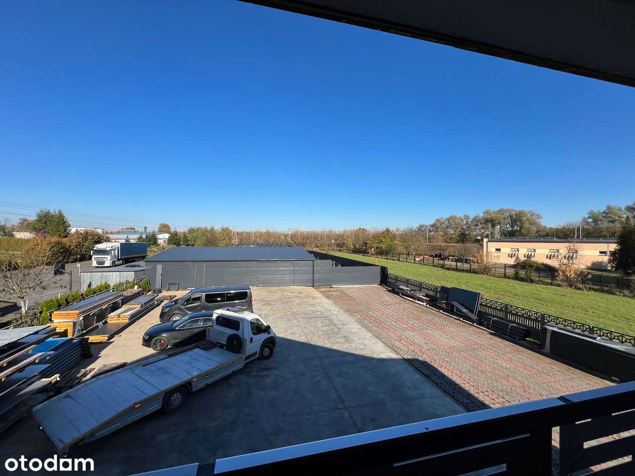 Nieruchomość inwestycyjna z halami produkcyjnymi i częścią mieszkalną-11