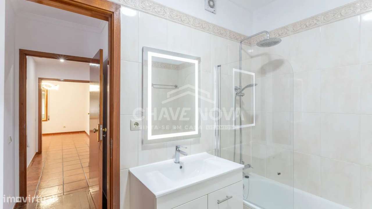 T2 2 FRENTES TOTALMENTE RENOVADO COM LUGAR DE GARAGEM - CANIDELO-12