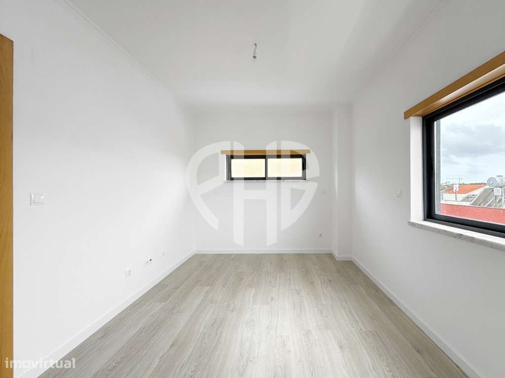 Exclusiva Moradia T5 de Arquitetura Contemporânea em Almada - Feijó-26