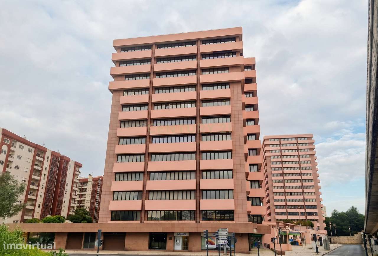 Escritório com Luz, escala e centralidade no 10.º andar de um edifício-0