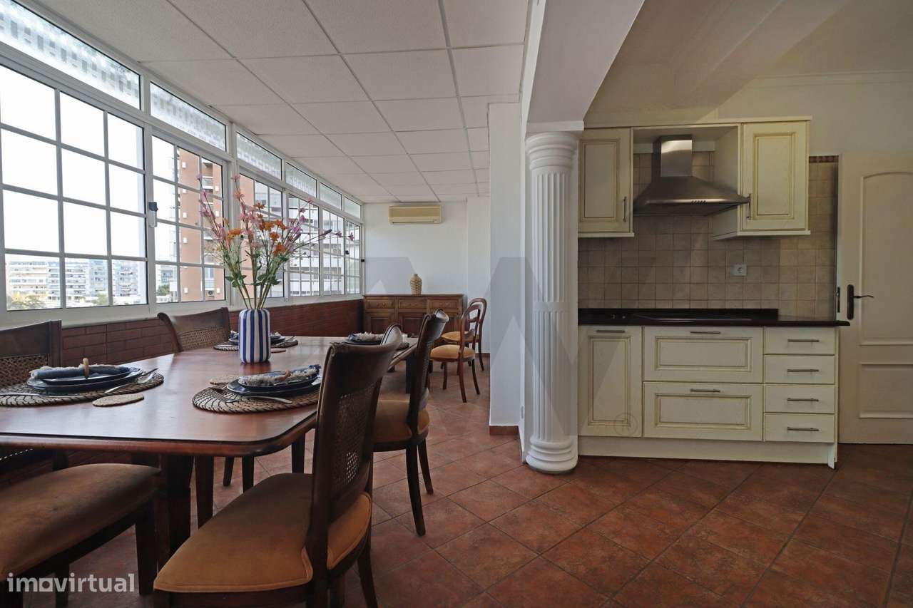 Apartamento T2 exclusivo no último piso do Edifício Royal com terraço-35