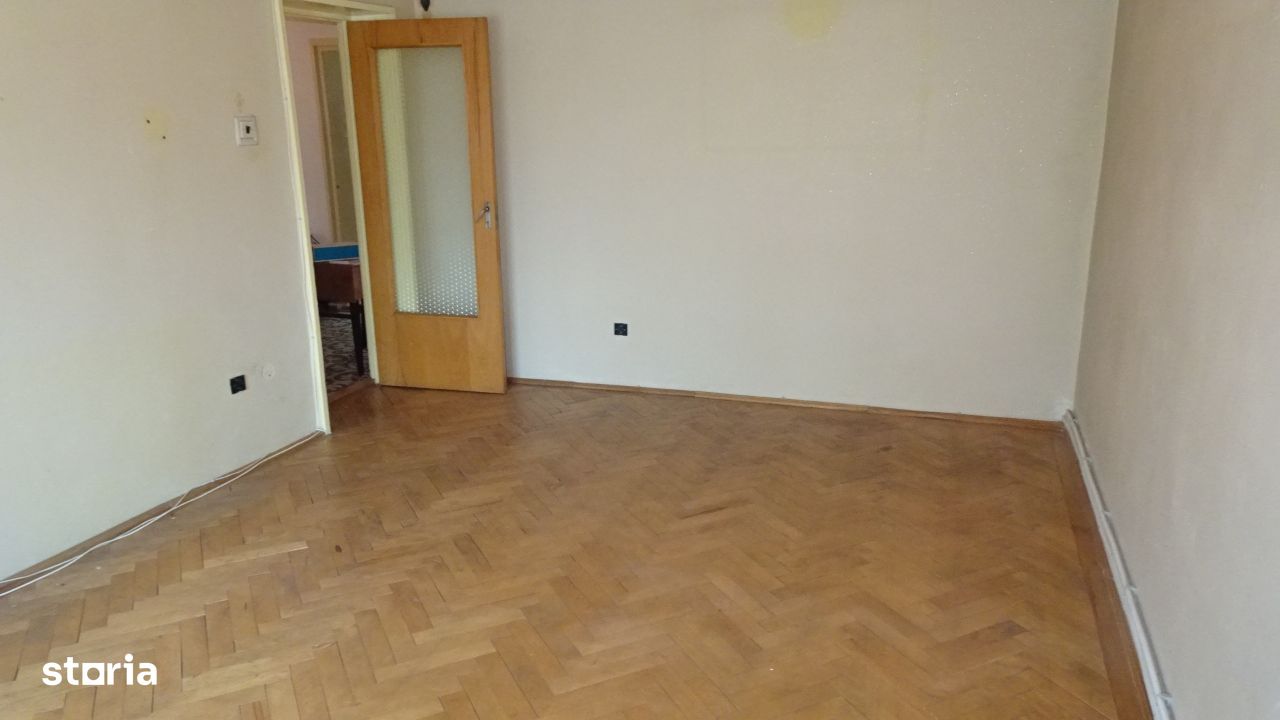 Vand apartament de 3 camere decomandat, Deva, str. Imp. Traian, etaj 1