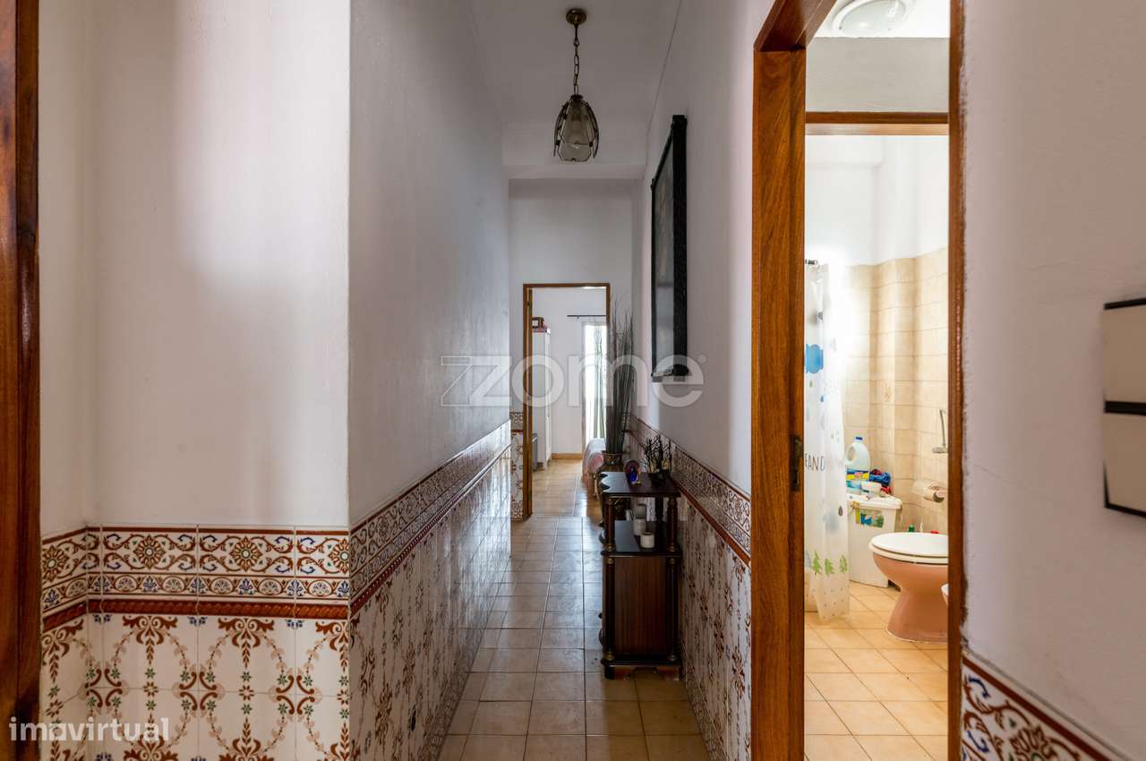 Moradia T6 P/investimento - possibilita converter em 3 apartamentos - Grande imagem: 2/40